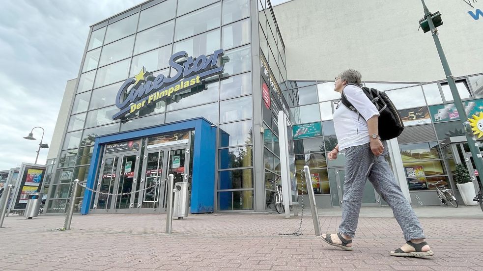 Eine Besucherin ist auf dem Weg ins Emder Cinestar-Kino am Wasserturm. Foto: Päschel