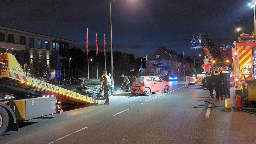 Gegen 23.30 Uhr wurden die Unfallfahrzeuge in der Auricher Straße schon abgeschleppt. Die verletzten Insassen wurden ins Krankenhaus gebracht. Fotos: Hanssen
