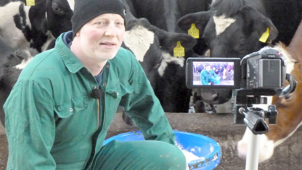 Die Kamera gehört im Stall dazu: Seit 2013 erklärt Amos Venema als Videoblogger seine Arbeit mit den Milchkühen. Foto: Ahrends