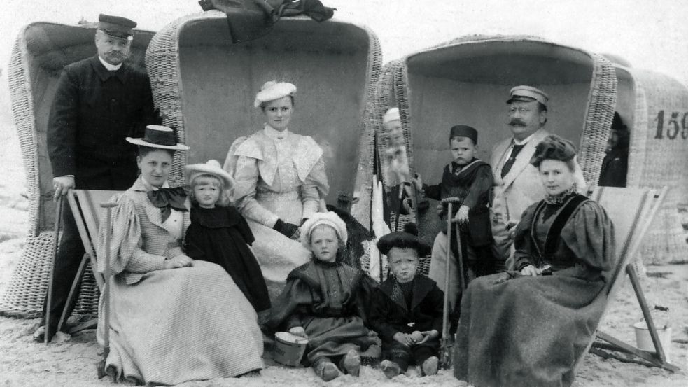 Um 1900 kamen die Strandkörbe etwa auf Norderney immer mehr in Mode. Sie schützten vor Wind und neugierigen Blicken. Foto: Stadtarchiv Norderney