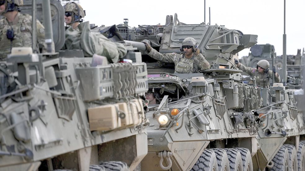 Sicherheitskonvoi: Amerikanische und Ungarische Militäreinheiten führen an der Grenze zur Ukraine eine gemeinsame Patrouille durch. Foto: picture alliance/dpa/MTI/AP