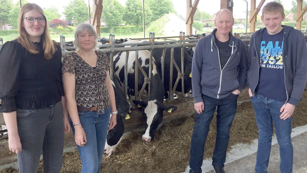 Anja und Hermann Dänekas (Mitte) sowie ihre Kinder Henning und Ina machen beim „Tag des offenen Hofes“ mit. Ihr Familienbetrieb in Nortmoor ist ab 9.30 Uhr für Besucher geöffnet. Foto: Schneider-Berents