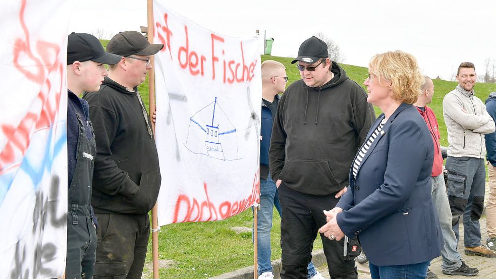 Im März war Niedersachsens Fischereiministerin Barbara Otte-Kinast (CDU) in Greetsiel zu Besuch, um den Fischern schnelle Hilfe in Aussicht zu stellen. Archivfoto: Wagenaar