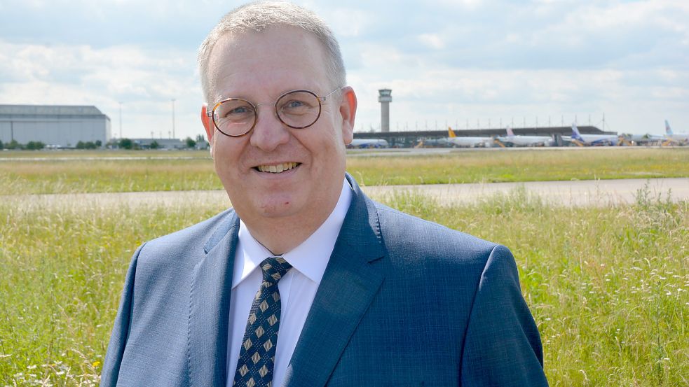 Airbus-Manager Michael Menking am Mittwochmittag vor dem Start der ersten Maschine des Typs A321XLR in Finkenwerder an der Startbahn. Foto: Wolfgang Stephan