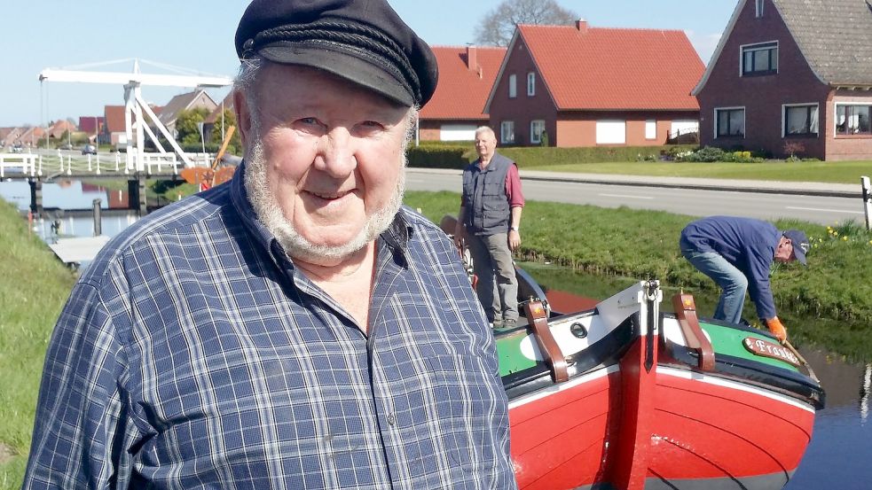 Fritz Ottersberg ist der Kapitän der „Frauke“ – und einer der letzten, die noch auf einem Torfschiff auf dem Großefehnkanal gearbeitet haben. Das Foto entstand 2016 bei Dreharbeiten für die „nordstory“ des NDR. Fotos: Ahrends