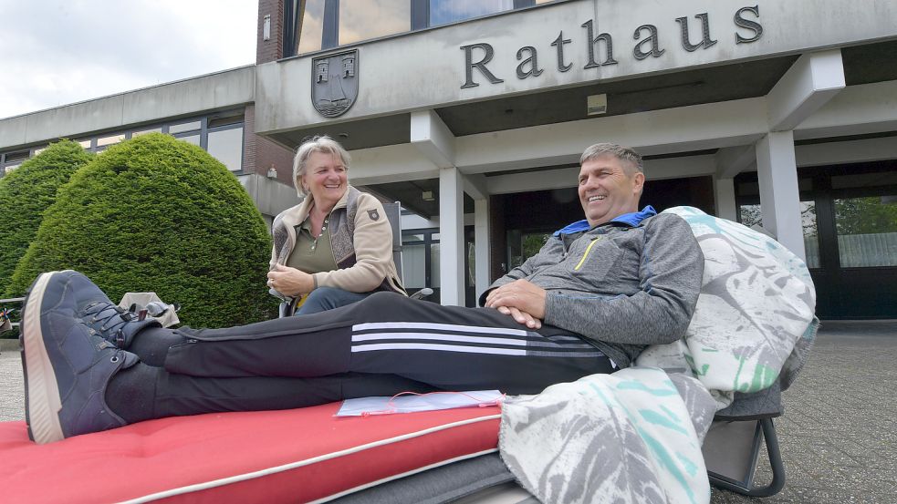 Takea und Harald Hartmann haben sich vor dem Rathaus postiert. Sie sind fest entschlossen, als erste den Zuschlag für einen Bauplatz zu bekommen. Foto: Ortgies