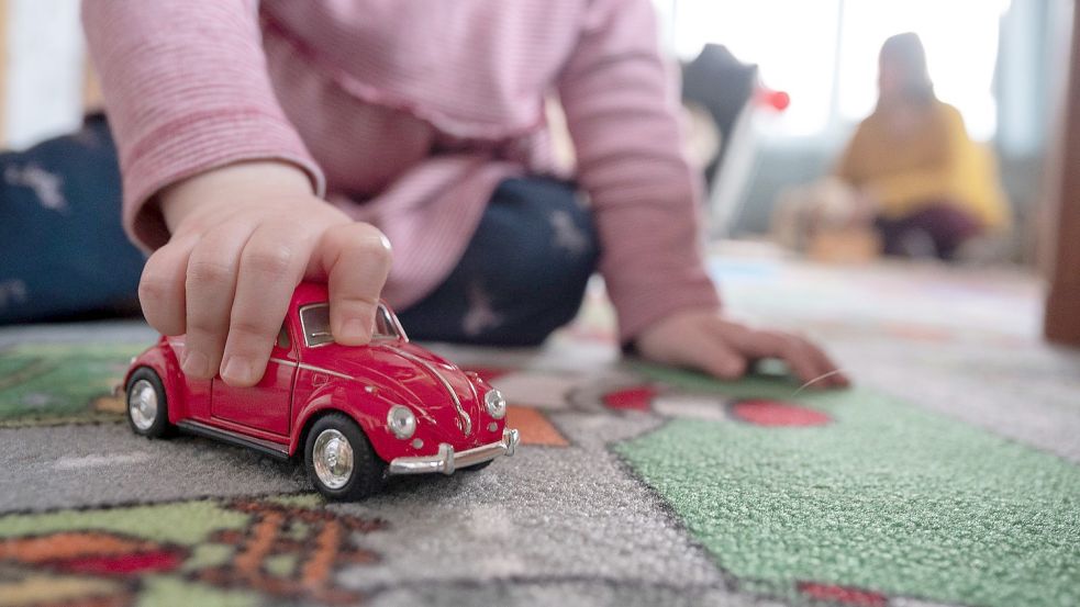 Wann wird es einen neuen Kindergarten in Warsingsfehn geben? Es sind noch viele Fragen offen. Foto: Sebastian Gollnow/dpa