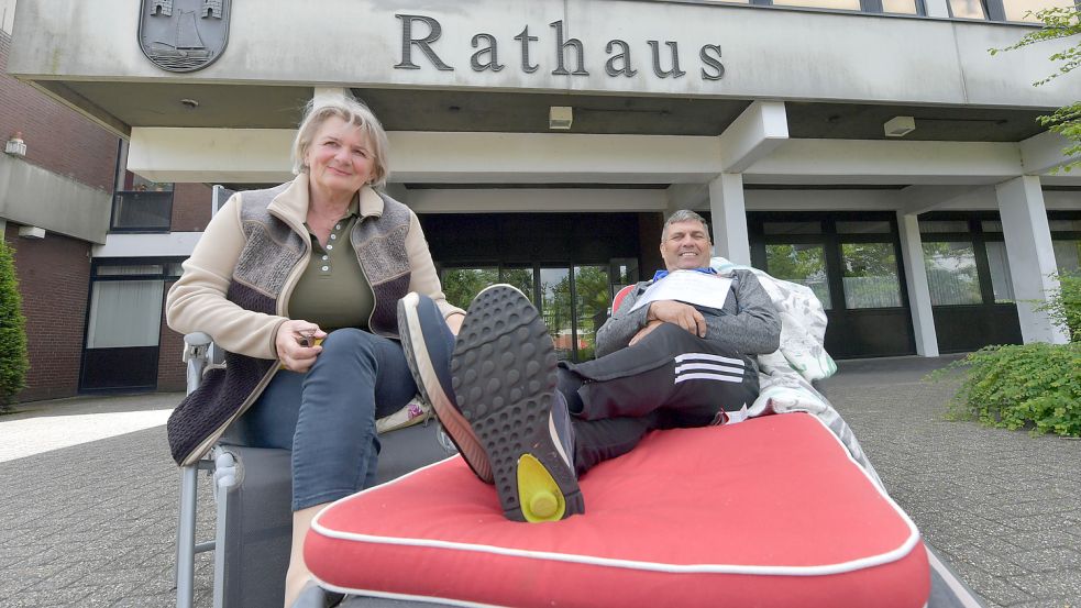 Takea und Harald Hartmann haben sich vor dem Rathaus postiert. Sie sind fest entschlossen, als erste den Zuschlag für einen Bauplatz zu bekommen. Foto: Ortgies