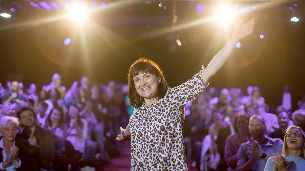 Dr. Sabine Winter strahlt nach ihrem Auftritt beim Weltrekord-Event. Ihre vier Minuten Redezeit nutzte sie, um über die Risiken und Strategien zur Bewältigung von Stress zu reden. Foto: Dominik Pfau