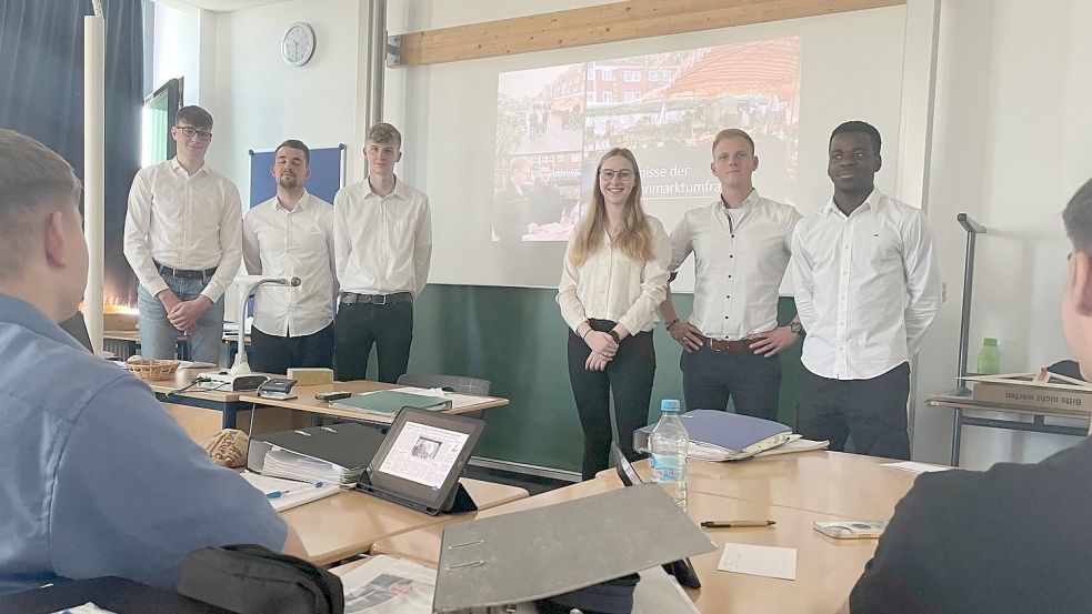 Finn Wolthoff (im Hintergrund von links), Jan Sundag und Tom Diekena sowie Julia Rose, Philipp Kaiser und Ryan Iroegbulem stellten das Ergebnis der Umfrage in ihrer Klasse vor. Foto: Päschel