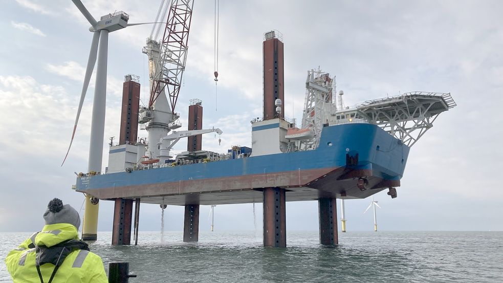 Reparatur auf hoher See: Um das Getriebe der Riffgat-Windanlage auszuwechseln, muss ein sogenanntes Errichterschiff kommen, inklusive Kran und Helikopterlandeplatz. Foto: Oltmanns