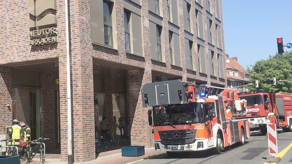 Die Feuerwehr war mit acht Einsatzkräften und drei Fahrzeugen in der Emder Innenstadt im Einsatz. Foto: Müller