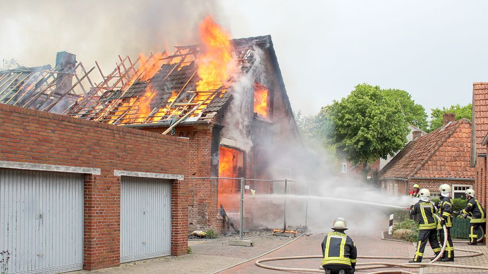 Dieses Wohnhaus in Grimersum brannte innerhalb eines Monats zweimal. Die Polizei geht von Brandstiftung in beiden Fällen aus. Foto: Feuerwehr/Archiv