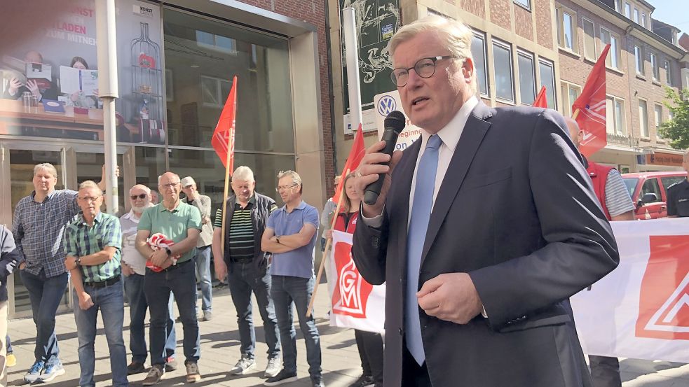 Niedersachsens Wirtschaftsminister Dr. Bernd Althusmann sprach bei seiner Ankunft in Emden zu den Beschäftigten. Fotos: H. Müller