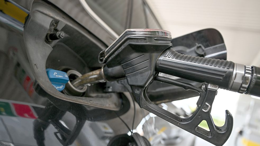 Der Tankrabatt soll Autofahrer entlasten, doch die Spritpreise steigen wieder. Foto: dpa