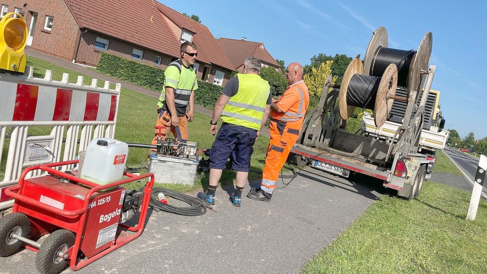 Mitarbeiter der EWE mussten in Moordorf ein neues Kabel ziehen und anschließen. Foto: Böning