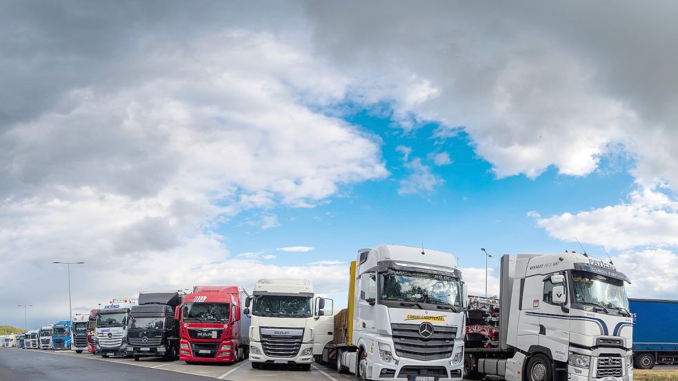 Weil Fahrer fehlen, müssen viele Lkw stehen bleiben. Foto: Volker Bohlmann