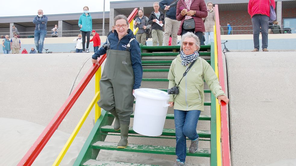 Maria Oetjen (links) und ihre Helferin haben bei der Auswilderung eine tragende Rolle. Foto: Ferber