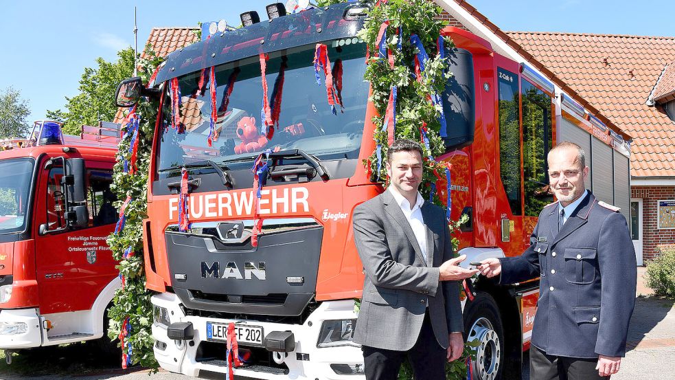 Christoph Busboom (links), Bürgermeister der Samtgemeinde Jümme, übergibt die Fahrzeugschlüssel an Ortsbrandmeister Onno Cramer. Foto: Stromann