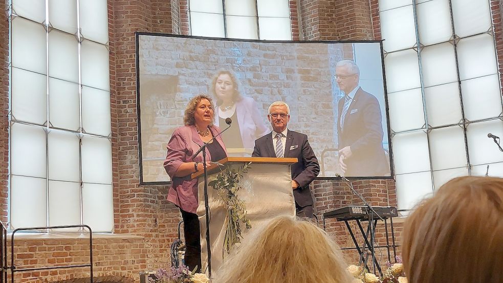 In der Johannes-a-Lasco-Bibliothek wurde Prof. Burghardt Zirpins feierlich verabschiedet – hier von Kerstin Tack, Vorsitzende des Paritätischen Wohlfahrtsverbands Niedersachsen. Foto: Hanssen