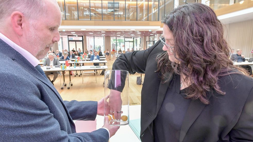 Sie fühle sich wie „eine Lottofee“, sagte die Kreistagsvorsitzende Anja Troff-Schaffarzyk, bevor sie in die von Pressesprecher Philipp Koenen bereitgehaltene Lostrommel griff. Foto: Ortgies