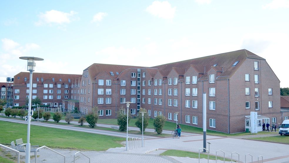 Die Norddeicher Dr.-Becker-Klinik befindet sich direkt hinter dem Deich. Archivfoto: Hillebrand