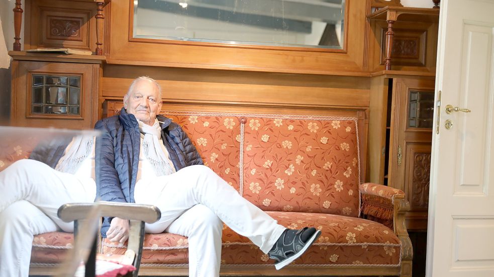 Helmut Bensing sitzt im Kirchenzimmer der Manningaburg. Ende des Monats gibt der 76-Jährige nach mehr als zwei Jahrzehnten den Vorsitz des Heimatvereins ab.