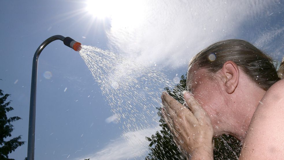 Abkühlung bei Sommerhitze: Heiße Temperaturen bringen Gefahren für die Gesundheit mit sich. Worauf man achten sollte. Foto: imago images/MiS