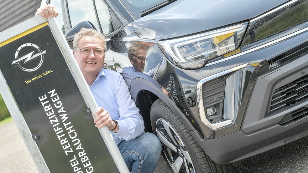 Verstecken muss sich Timo Eschen vom Autohaus Hiro in Wiesmoor vor seinen Kunden nicht. Dafür kann die Suche nach einem passenden Auto lange dauern. Foto: Ortgies