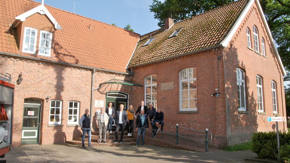 Die Alte Dorfschule bildet mit dem Dorfplatz davor und dem Backhaus Timmels Dorfmittelpunkt. Foto: Schönig