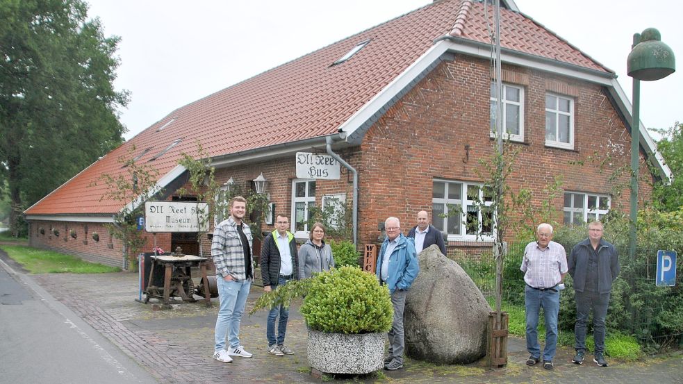 Jonas Crämer, Wilfried Bischoff, Sandra Bruns, Eielt Tjaden, Wolfgang, Dirksen, Otto Frerichs und Gerold Ideus vor Wrisses zentralem Treffpunkt dem Oll Reefhus. Foto: Schönig