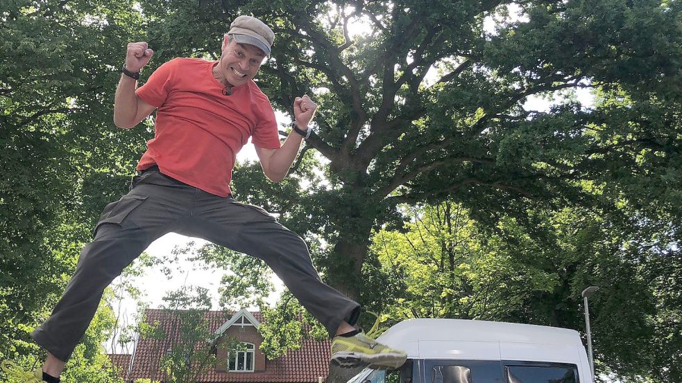 TV-Moderator Harro Füllgrabe vorm Auricher Käsehaus und dem Van, in dem er samt Kameramann Oliver unterwegs war. Foto: Rücker