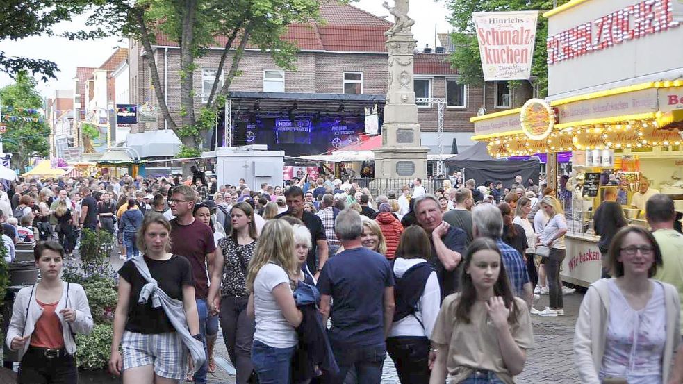 Viele Menschen waren am Freitagabend in der Leeraner Innenstadt unterwegs. Foto: Wolters