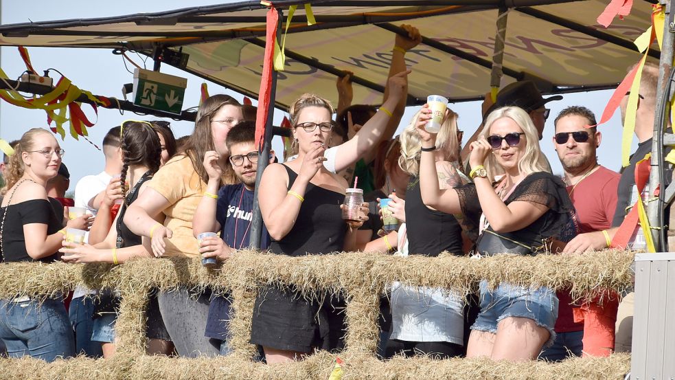 Feier in Flachsmeer: Die 63 Festwagen zogen die Blicke auf sich ...