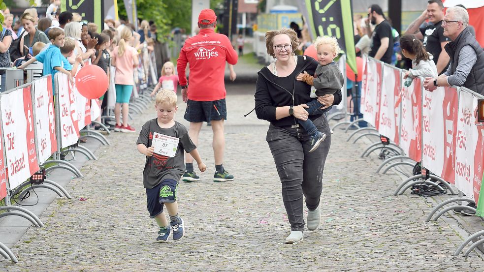 Manch einer der jüngsten Starter erhielt beim Laufen als Zusatzmotivation die elterliche Unterstützung. Fotos: Jens Doden/Blomberg