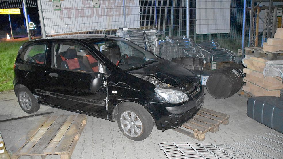 Hinter dem Zaun der Baumarktes blieb das Fahrzeug stehen. Foto: Ammermann