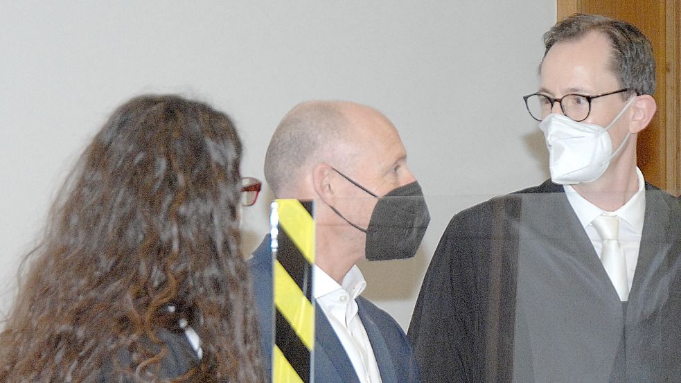 EWE-Vorstandsmitglied Michael Heidkamp (Mitte) wurde vom Oldenburger Landgericht freigesprochen. Foto: Ellinger