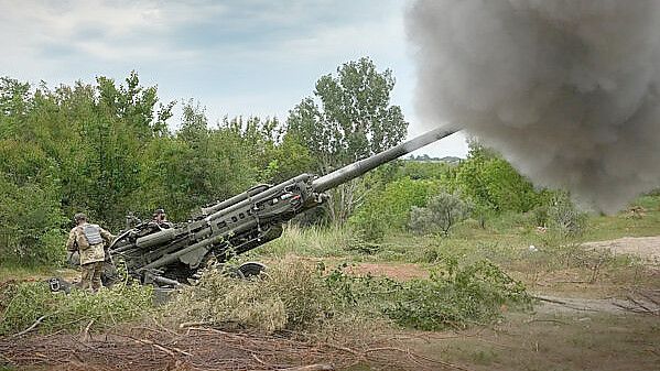 Ukrainische Soldaten feuern aus einer von den USA gelieferten Haubitze M777 auf russische Stellungen in der ostukrainischen Region Donezk. Foto: AP