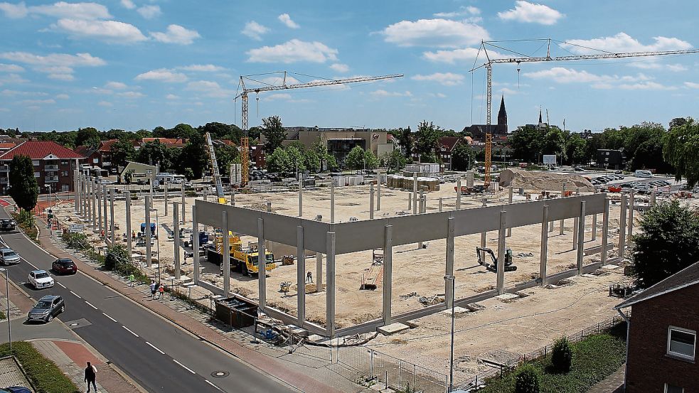 Imposanter Anblick auf die Träger des neuen Ems-Centers am Papenburger Untenende. Foto: Belling