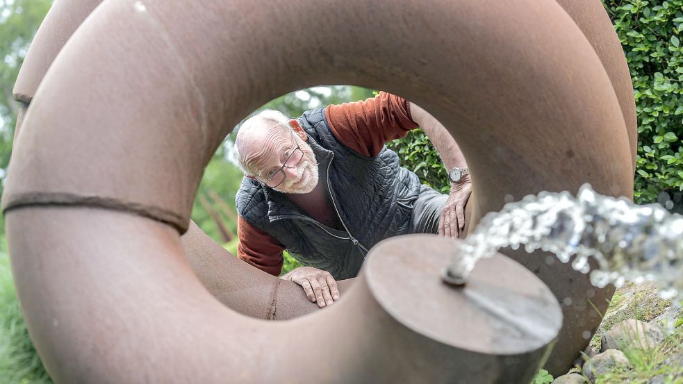 Wasser spielt im Skulpturengarten eine große Rolle. Leonhard Wübbena stellt viele seiner Werke, aber auch die von anderen Künstlern aus. Fotos: Ortgies