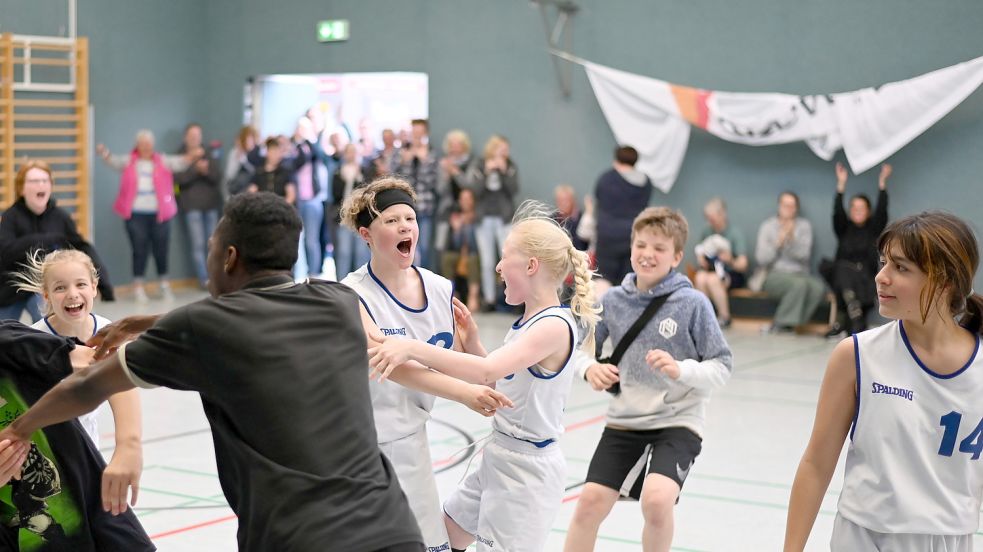 Außer Rand und Band waren die Logabirumer U12-Mädchen und ihre jungen Fans nach dem Endspielsieg über Alba Berlin. Fotos: Meiborg