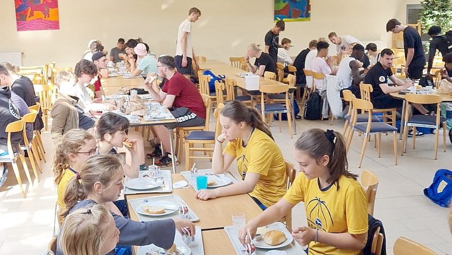 1100 Basketballer frühstückten bei der Lebenshilfe in Leer.