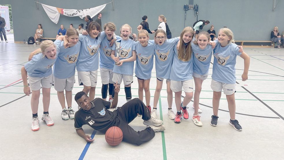 Die U12-Mädchen von Trainer Mackly Stein (am Boden) feierten den Turniererfolg.