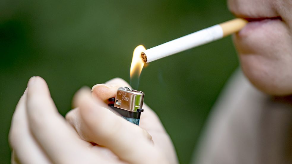 Wer den Zigaretten abschwört, reduziert seinen CO2-Fußabdruck erheblich. Foto: Sommer/DPA