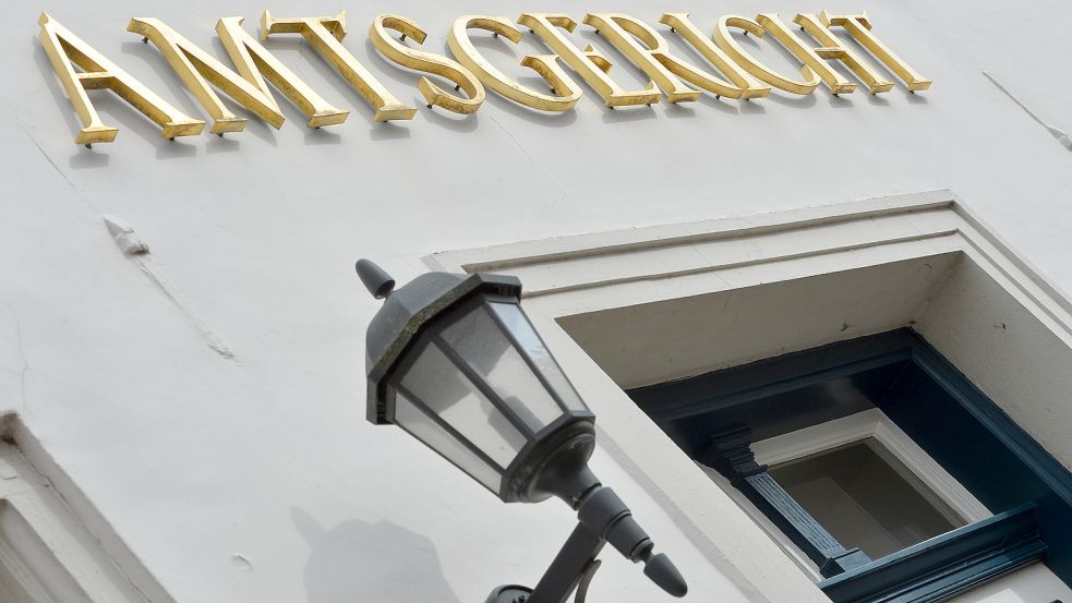 Zwei Unfallfluchten soll ein Paketzusteller aus Aurich begangen haben. Dafür musste er sich am Dienstag vor dem Amtsgericht Aurich verantworten. Foto: Ortgies
