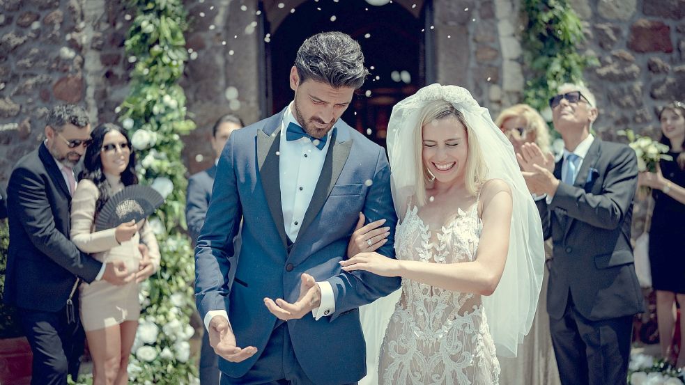 Laura und Massimo nach ihrer gemeinsamen Hochzeit. Bleiben die beiden glücklich bis an das Ende ihrer Tage? Netflix/Karolina Grabowska Foto: Netflix/Karolina Grabowska
