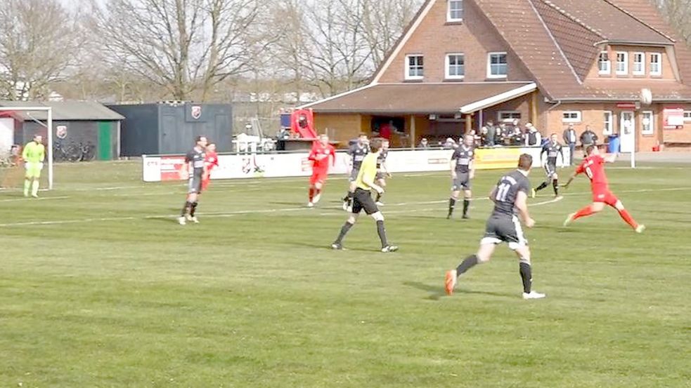 Der Moment, kurz bevor Patrick de Buhr (rotes Trikot, Nummer 8) den Ball ins Tor drosch. Der Treffer ist nun sein Ticket ins Fernsehen. Foto: Ems-TV