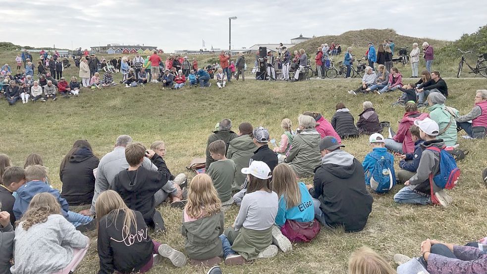 In der vergangenen Woche kamen wieder viele Sänger in den Dünen zusammen. Foto: Kramer