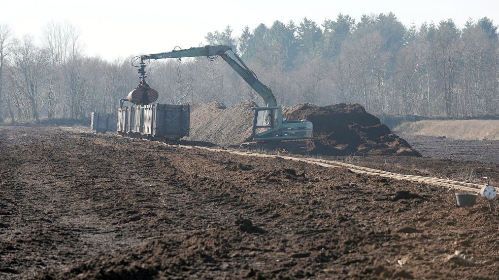 Wie in diesem Bild im Gnarrenburger Moor soll im geplanten neuen Torfabbaugebiet in Marcardsmoor auch wieder eine Feldbahn errichtet werden, in deren Loren das Baggergut zum nun deutlich weiter entfernten Verladeplatz gebracht wird. Foto: Jaspersen/DPA