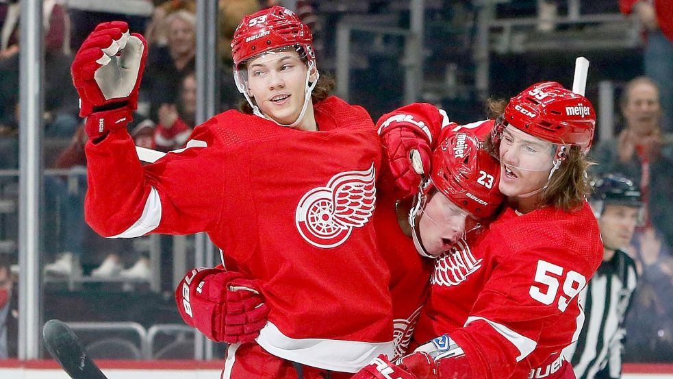 Moritz Seider von den Detroit Red Wings bekommt die Calder Memorial Trophy zuerkannt. Foto: Duane Burleson/AP/dpa